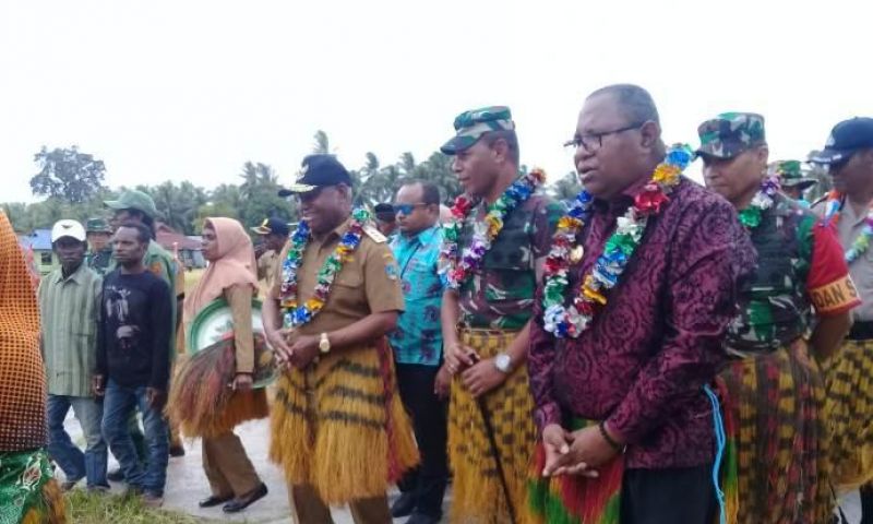 Pangdam XVIII didampingi Gubernur Papua Barat Dominggus Mandacan dan Bupati Soro