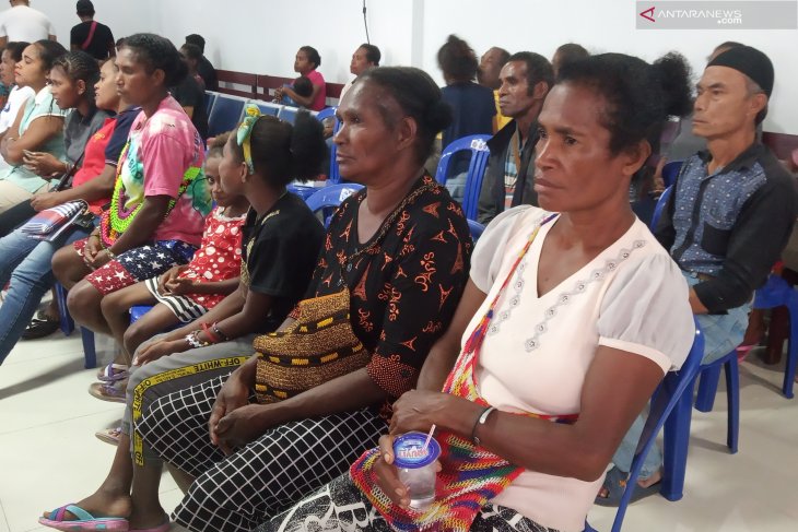 Masyarakat asli Papua pada sosialisasi Raperdasus Tentang Perekonomian Berbasis Kerakyatan yang diselenggarakan Dinas Sosial Provinsi Papua Barat di Manokwari, Jumat (5/7/2019) (ANTARA/Toyiban)